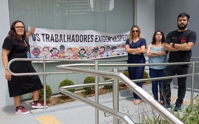 Imagem mostra dirigentes do Sindicato diante da agência palco de protestos por operar sem vigilantes