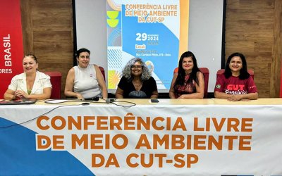 Dirigentes sindicais sentadas à mesa de debates da Conferência Livre de Maio Ambiente