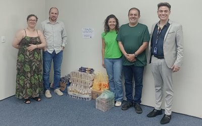 Dirigentes posam ao lado das doações à Campanha Bancário Solidário de Natal