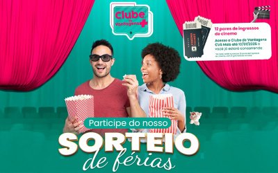 Arte mostra um homem e uma mulher comendo pipoca na sala de cinema