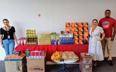 Dirigentes sindicais posam para foto ao lado das doações dos bancários da Regional Santo Amaro, do Bradesco