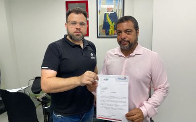 Diretor do Sindicato Edegar Faria e o deputado estadual Luiz Cláudio Marcolino posam para foto mostrando o documento enviado ao secretário de Segurança Pública de São Paulo