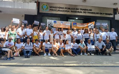 Aposentados e dirigentes do Itaú protestam em frente ao mimistério público do trabalho no Rio de Janeiro