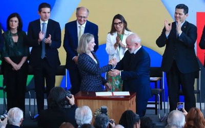 Foto da posse dos ministros Alexandre Padilha e Gleise Hoffmann, no centro da foto: Gleise e Lula se cumprimentam sorrindo