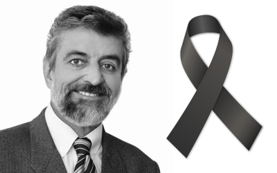 Imagem de Marcos Martins, acompanhada de um laço de luto