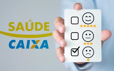 Arte em desenho composta de um logo do saúde caixa ao lado de uma mão segurando um papel onde se vÊ três emojis, um com cara sorridente, outro com rosto sem expressão e um terceiro com rosto infeliz. ao ado deste ultimo há uma marca de sinal de "check"