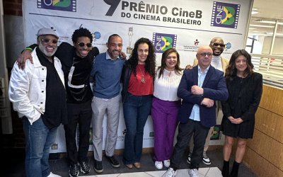 Fotografia mostra várias pessoas abraçadas na sede do Sindicato