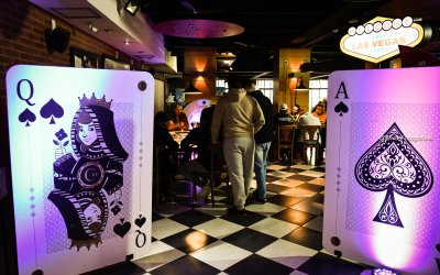 Fotografia mostra o ambiente montado para torneio de poker dos bancários