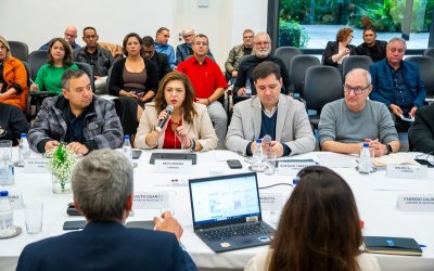 Imagem mostra mesa de negociação entre fenaban e o movimento sinidcal bancário que debateu a saúde mental dos trabalhadores bancários