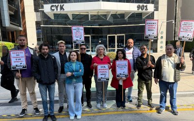 Dirigentes sindicais posam com cartazes de protesto em frente ao Bank of China