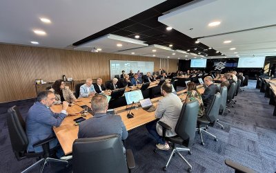 Imagem da reunião entre o Sindicato e a direção do Banco do Brasil. A foto mostra uma sala onde estão reunidos, em uma mesa comprida representantes do sindicato e dirigentes do banco do brasil