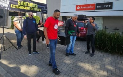 Protesto em agência fechada pelo Santander