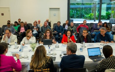 Foto mostra mesa de negociação entre Fenaban e Comando Nacional dos Bancários