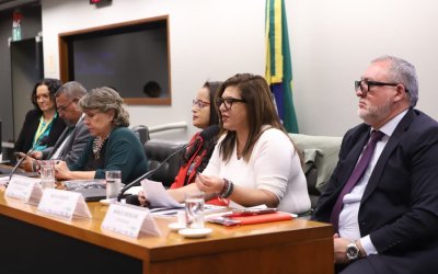 Imagem mostra mesa da audiência pública que denunciou as fraudes na contratação do Santander