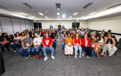 Imagem mostra dirigentes sindicais sentados em plenário lotado durante encontro nacional do Santander