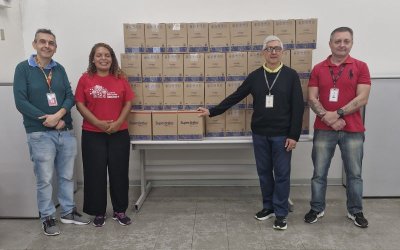 Dirigentes do Sindicato posam com doações de cestas básicas para a campanha Bancário Solidário