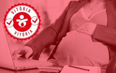 Arte mostra uma mulher grávida sentada de frente para um computador, e no canto superior esquerdo a logo do Sindicato com a palavra "vitória"