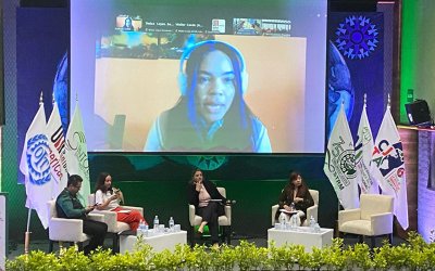 Fotografia mostra participantes no debate no México e Mércia no telão do Brasil