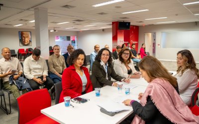 Da esq. para dir.: Erica de Oliveira, coordenadora da COE Bradesco; Juvandia Moreira, presidenta da Contraf; e Neiva Ribeiro, presidenta do Sindicato (foto: Seeb-SP)
