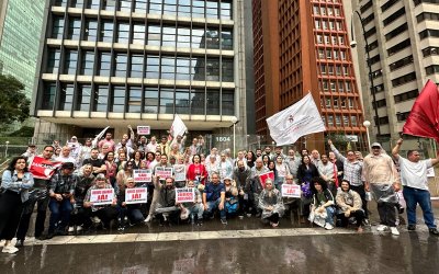 Imagem mostra dirigentes do sindicato dos Bancários de São Paulo reunidos em frente ao prédio do Banco Central