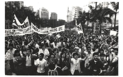 Fotografia de mobilização de rua na greve de 1985 (Foto: Seeb-SP/Cedoc)
