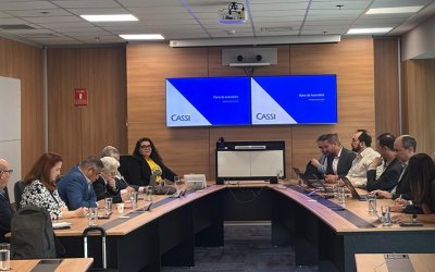 Imagem mostra sala de reunião