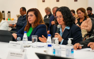 Neiva Ribeiro, presidenta do Sindicato, e Juvandia Moreira, presidenta da Contraf-CUT, em negociação com a Fenaban