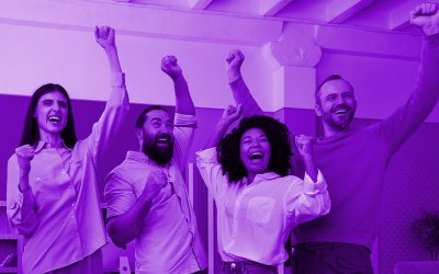 Pessoas felizes, com as mãos para o alto, em tons de roxo
