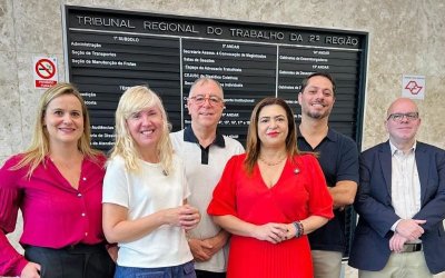 Da esquerda para direita: Cynthia Valente, assessora jurídica do Sindicato; Valeska Pinkovai, Sérgio Francisco e Maikon Azzi, dirigentes do Itaú; a presidenta Neiva Ribeiro; e Jefferson de Oliveira; assessor jurídico da Contraf-CUT (Foto: Seeb-SP)
