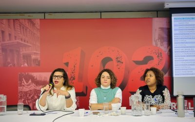Imagem mostra Neiva Ribeiro, Lucimara Malaquias e Ana Marta Lima, respectivamente presidenta, secretária-geral e secretária de estudos sócio-econômicos do Sindicato