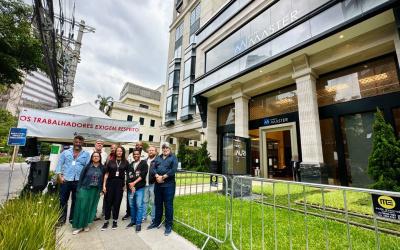 Ainda na manhã desta segunda-feira (24), dirigentes do Sindicato estiveram em frente à sede do Banco Master, em São Paulo