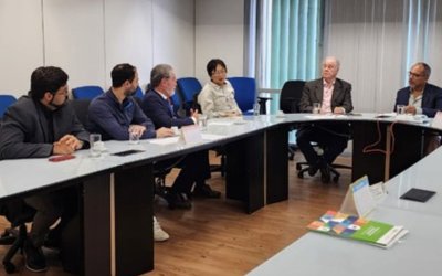 Imagem mostra dirigentes da Fenae reunidos com integrantes da  Secretaria de Coordenação e Governança das Estatais (Sest), do Ministério da Gestão e da Inovação em Serviços Públicos (MGI)