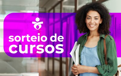 Arte mostra moça sorrindo e carregando cadernos, ao lado a frasee: sorteio de cursos