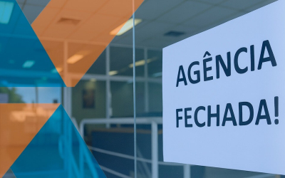 fotografia mostra agência da Caixa no fundo com cartaz escrito agência fechada