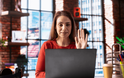 Imagem mostra uma mulher em frente ao cumputador