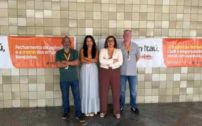 Imagem mostra os dirigentes Jair Alves, Mércia Oliveira, Neiva Ribeiro e Sérgio Francisco, lado a lado, em frente a uma parede no pátio interno do Centro Empresarial Itaú Conceição