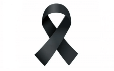 Laço preto, em referência ao luto