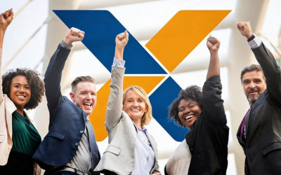 Imagem mostra cinco pessoas com trajes executivos, com os braços erguidos e sorrindo, em postura de celebração. Ao fundo, o "X" do logo da Caixa Econômica Federal