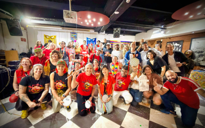 Bancários e convidados sentados e em pé curtindo a folia de carnaval