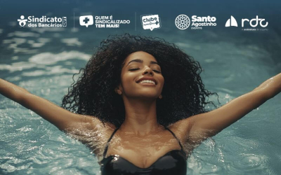 Mulher negra dentro da piscina