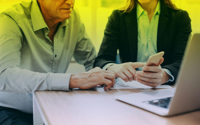 Um homem mais velho em frente ao computador