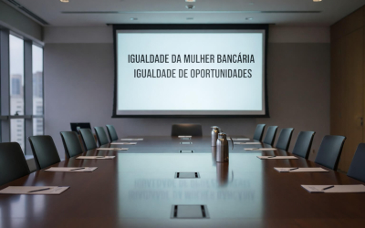 Imagem de uma mesa de negociação, com as frases "Igualdade da Mulher Bancária" e "Igualdade de Oportunidades" projetadas ao fundo. 