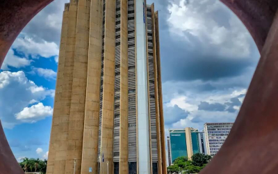 Imagem mostra prédio da Caixa Econômica Federal, em Brasília