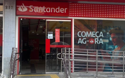 Fachada da unidade do Santander na Vila Nova Cachoeirinha, que terá as atividades encerradas (Foto: Seeb-SP)