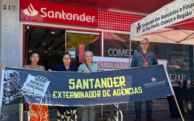 Sindicato protesta contra fechamento de agência do Santander na Zona Norte