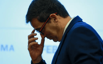 Imagem mostra Roberto Campos Neto, ex-presidente do Banco Central, ele está de cabeça baixa e com os dedos da mão no rosto