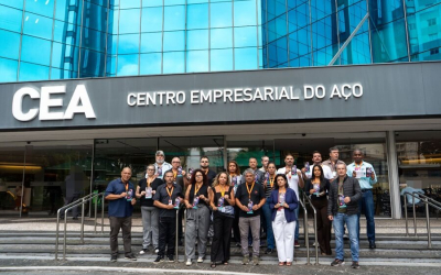 Imagem mostra sindicalistas em frente ao prédio do aço