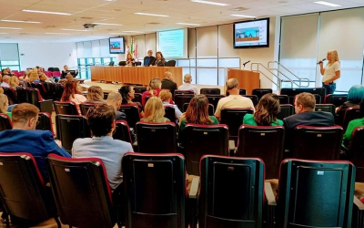 Imagem mostra auditório lotado
