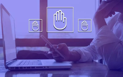 Imagem mostra uma pessoa em frente a um notebook. o filtro ta tela é azul