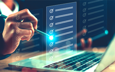 Imagem mostra uma mão segurando uma caneta enquanto em frente a uma tela em 3D. a tela flutua sobre o teclado de um notebook